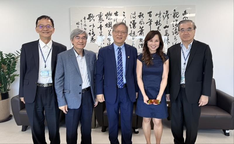 中國醫藥大學江安世校長、林正介副校長、薛博仁副校長、醫學系白培英主任與美國加州大學聖地牙哥分校（University of California San Diego, UC San Diego）Jennie Wei 教授合影。