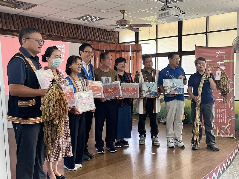 花蓮分署致贈小米教材給8所小學。