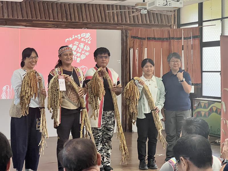 花蓮分署致贈小米標本給部落共耕夥伴。
