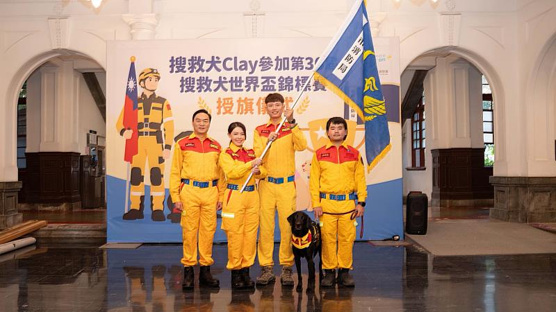 市長高虹安親自授旗予代表團領犬員温智欽、黃冠瑜及搜救犬CLAY。