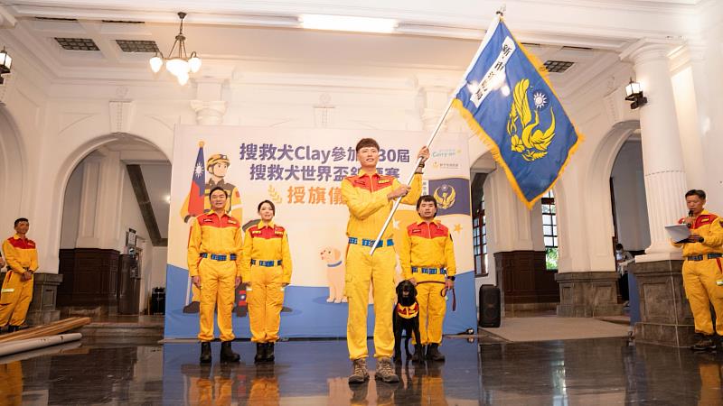 市長高虹安親自授旗予代表團領犬員温智欽、黃冠瑜及搜救犬CLAY。