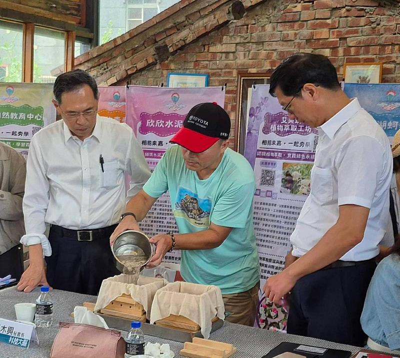 南華大學協力打造「嘉義夯學」，教育部實地訪視夯學點「塭仔的青春美夢」基地，了解手作黑豆豆腐體驗。