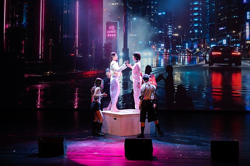 音樂劇《Cyber Her》,融合影像、音樂與虛擬角色,深入探討AI承載人類情感的可能。
