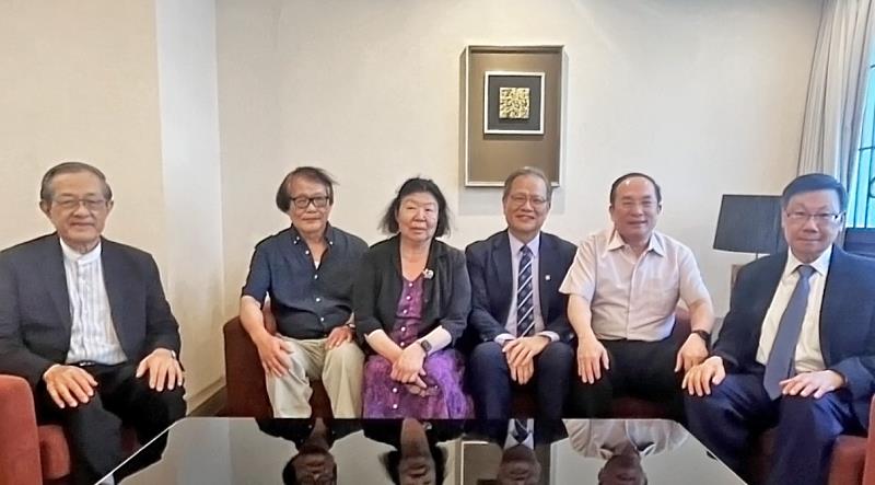 中亞聯大與張逸白院士交流合影。左起為前法務部長施茂林、美國麻州大學阿默斯特分校研究教授吳恒明、美國麻州大學阿默斯特分校特聘教授張逸白院士、中國醫藥大學校長江安世院士、中央研究院院士暨國立中興大學中興講座教授楊長賢，以及亞洲大學校長蔡進發。