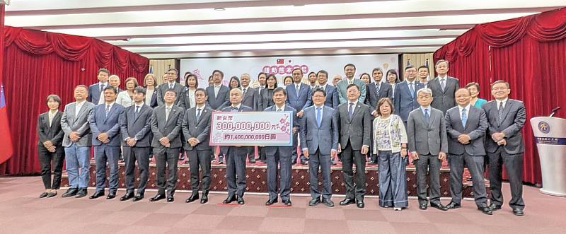 本次儀式由外交部部長林佳龍主持,邀請日本臺灣交流協會台北事務所代表片山和之、臺灣熊本會會長本島知明,以及熊本縣國際課參事濱嶋健太、熊本市經濟政策課主查小山泰輝等日方代表共同出席,國合會秘書長黃玉霖則代表執行單位出席,與33家大額捐款企業與民間團體代表共同見證臺日兩國患難與共的深厚情誼。