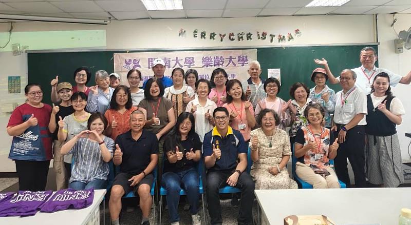 開南大學樂齡大學邁入第15年，師生開心合影，攜手實踐終身學習精神。