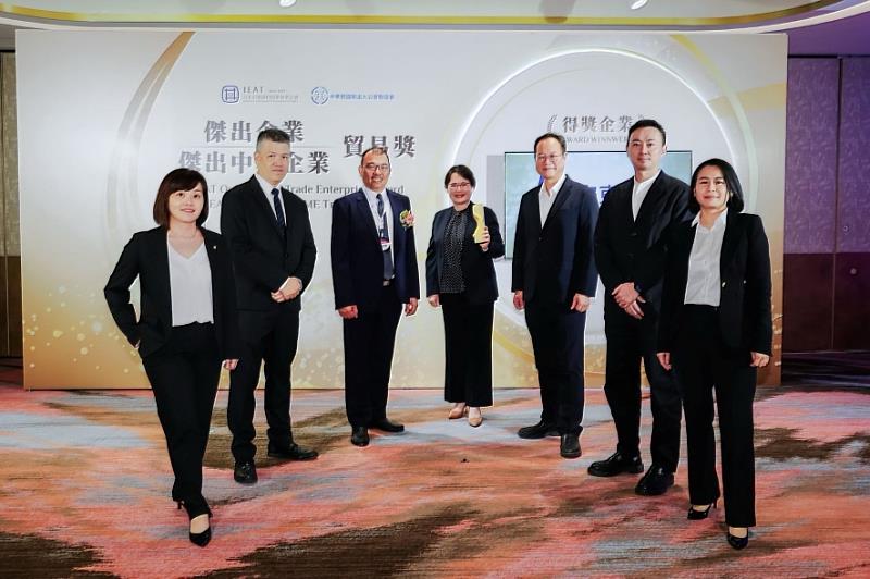 「傑出貿易企業獎」得獎廠商於會場合影。(圖為得獎廠商安東貿易)