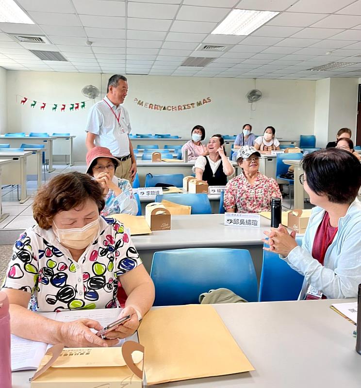 開南大學樂齡大學歡喜開學，學員熱情參與課堂交流，展現壯世代學習活力。