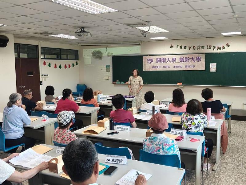開南大學人文社會學院副院長洪昭鳳勉勵樂齡學員持續探索新知，享受終身學習的樂趣。