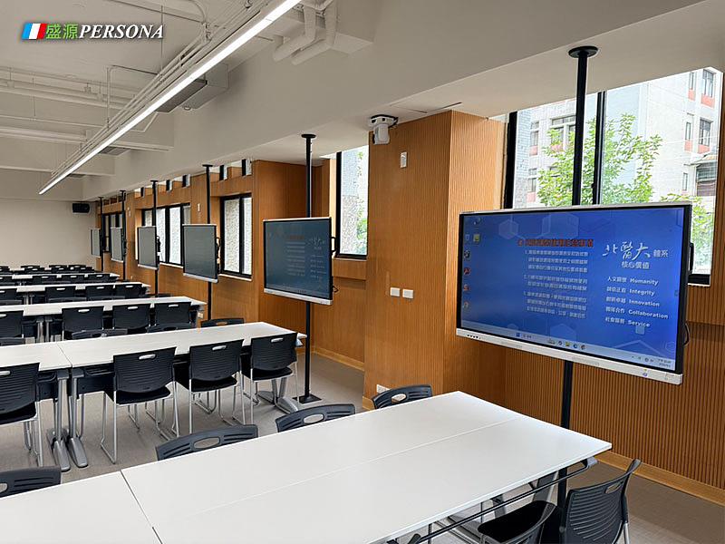臺北醫學大學智慧教室配置多台盛源PERSONA 55吋觸控螢幕，讓不同座位區域皆能清楚觀看教學內容。