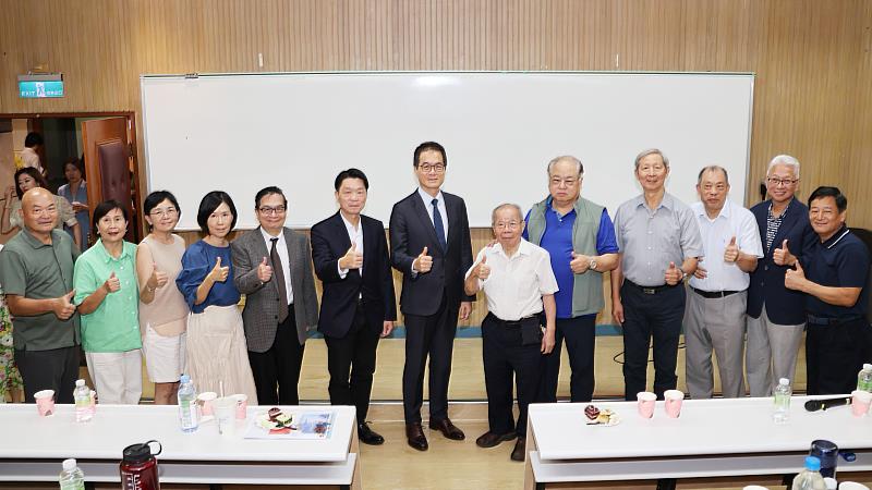 「觀勢大講堂」講座開始前,林健祥董事長(右5)、許輝煌校長(右7)、前學術副校長陳幹男(右6)、菁英會前會長孫瑞隆(右4)、推廣教育處教育長林宜男(右8)與出席貴賓及校友合影留念。(圖/淡江大學提供)