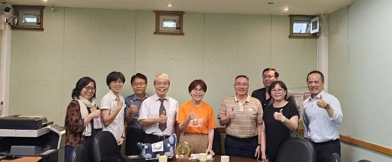東華大學團隊與宜蘭縣政府教育處團隊合影。