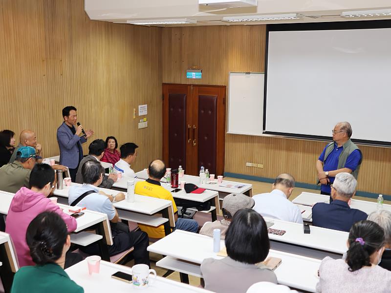 問答交流中,觀勢匯天下校友會許孟紀副理事長(左)詢問傳統產業如何運用AI推動轉型。(圖/淡江大學提供)