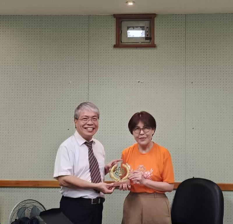 東華大學花師教育學院潘文福院長致贈宜蘭縣教育處林郁欣處長感謝獎座。