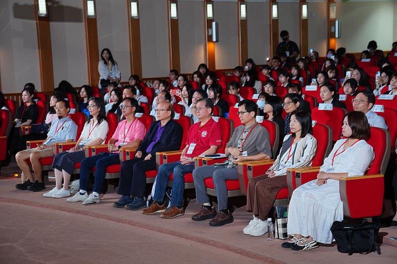 決賽現場座無虛席,產官學界評審專家與師生齊聚一堂,專注聆聽各隊簡報發表。