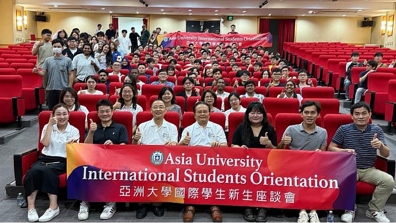亞大17日舉辦國際學生新生始業式,主管與導師熱情迎接來自越南FPT大學等72位交換生。