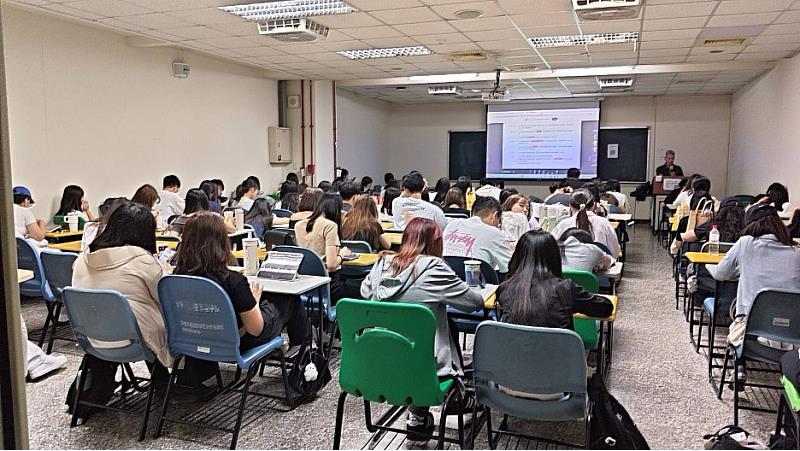 FPT大學交換生齊聚課堂,專心修習半導體製程核心技術。