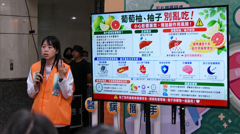 高醫藥學部顏秋蘭主任以「用藥有五『不』，安全攏總Good」宣導短片，提醒慢性病友與高齡長輩恪遵「不聽誇大廣告、不信神奇宣稱、不買來路不明、不吃他人贈送、不推薦給他人」等五不原則。