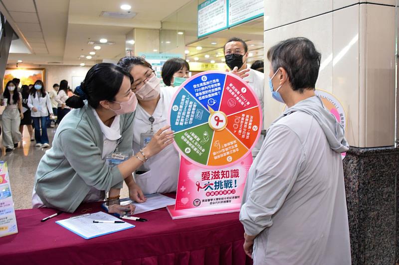 高醫自17日起至30日止，於啟川大樓1樓大廳舉辦病人安全週活動，藉由健康大秘寶互動闖關與有獎徵答活動，讓大家對病人安全觀念更容易了解，共同築起堅實的安全防線。
