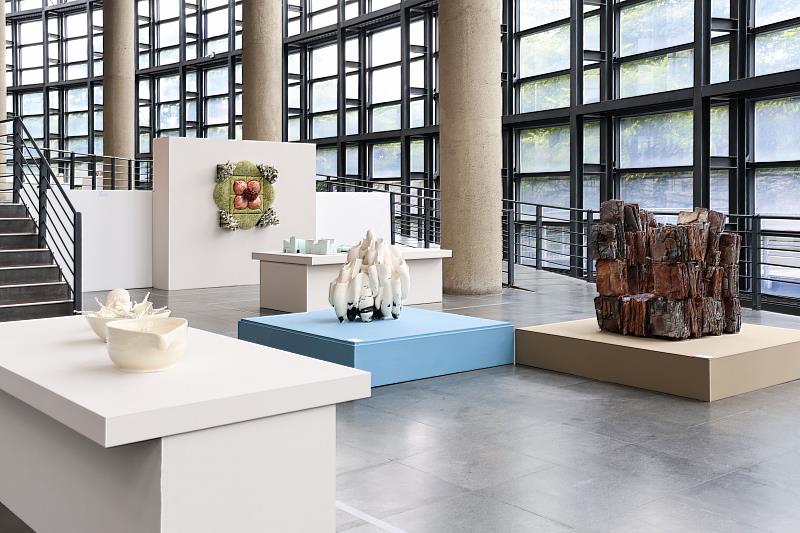 「臺灣國際陶藝雙年展首獎回顧展」即日起至10月4日在陶博館1樓大廳展出。