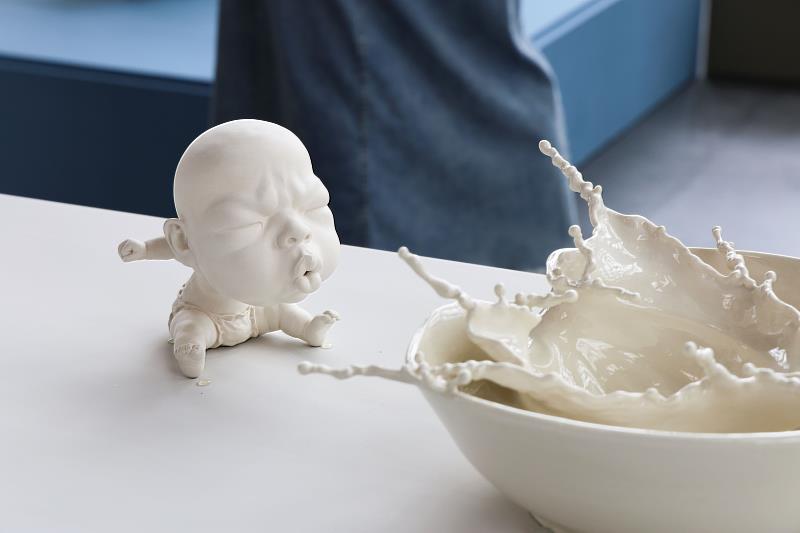 2012年首獎曾章成作品《驚奇的水花》以手塑陶土捕捉瞬間，將柔軟水花與動態凝結。