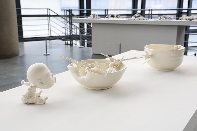 2012年首獎曾章成作品《驚奇的水花》以手塑陶土捕捉瞬間，將柔軟水花與動態凝結。