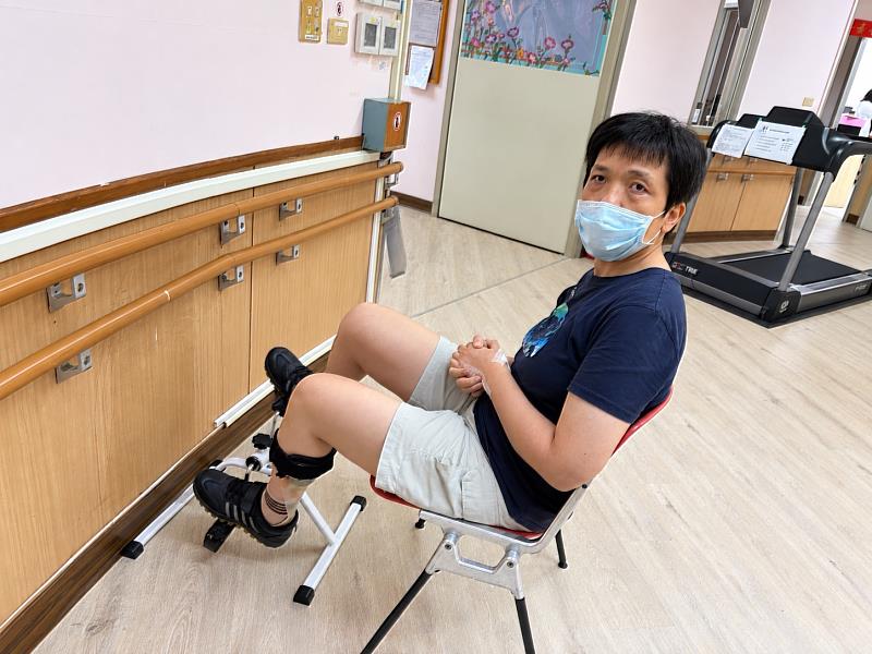 心路服務對象小葳透過復健腳踏車進行體適能訓練，維持肌力，為健康老化做準備。圖_心路基金會
