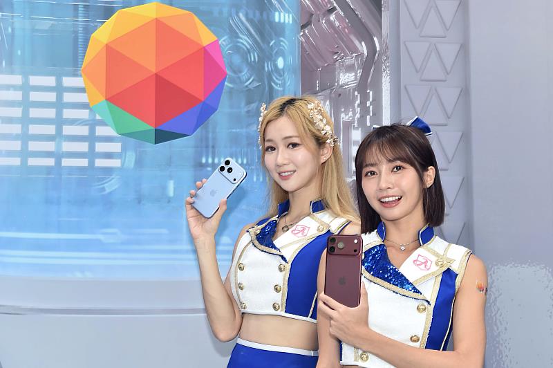 Fubon Angels秀秀子(左)手持iPhone 18 Pro冰川藍,慈妹(右)手持iPhone 18 Pro Max勃根地紅。