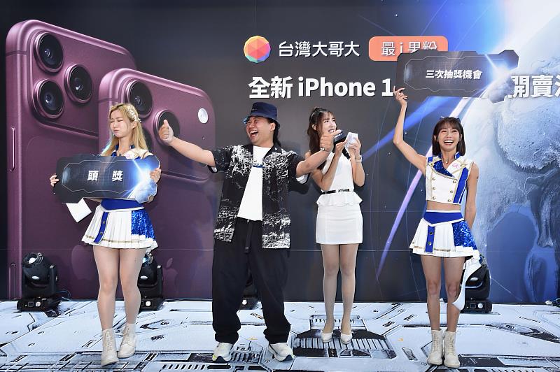 Fubon Angels為台灣大iPhone首賣頭香黃先生加油助陣,陪同首賣限定「艦隊裝備升級」抽獎。