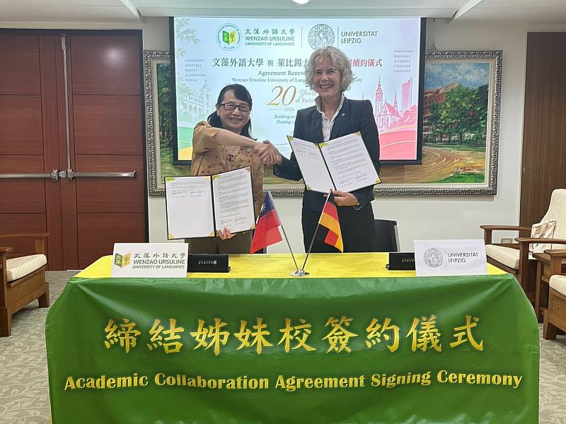 文藻外大莊慧玲校長(左)與萊比錫大學Eva Inés Obergfell校長(右)共同簽署合作協議,延續兩校20年深厚夥伴情誼。