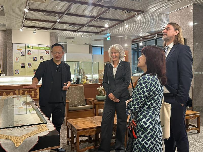 萊比錫大學Eva Inés Obergfell校長(中)一行參訪文藻校史館,由校史館郭家勳館長(左1)親自導覽,介紹本校珍貴歷史文物與重要校史典故。