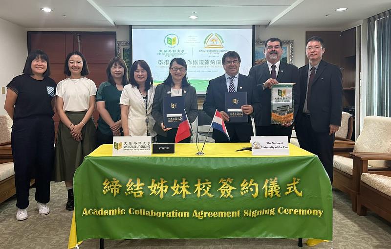 文藻外大與巴拉圭國立東方大學締約儀式後,全體與會人員合影。