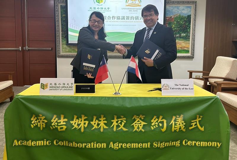 文藻外語大學莊慧玲校長(左)與巴拉圭國立東方大學José Sánchez校長(右)於締約後合影留念。