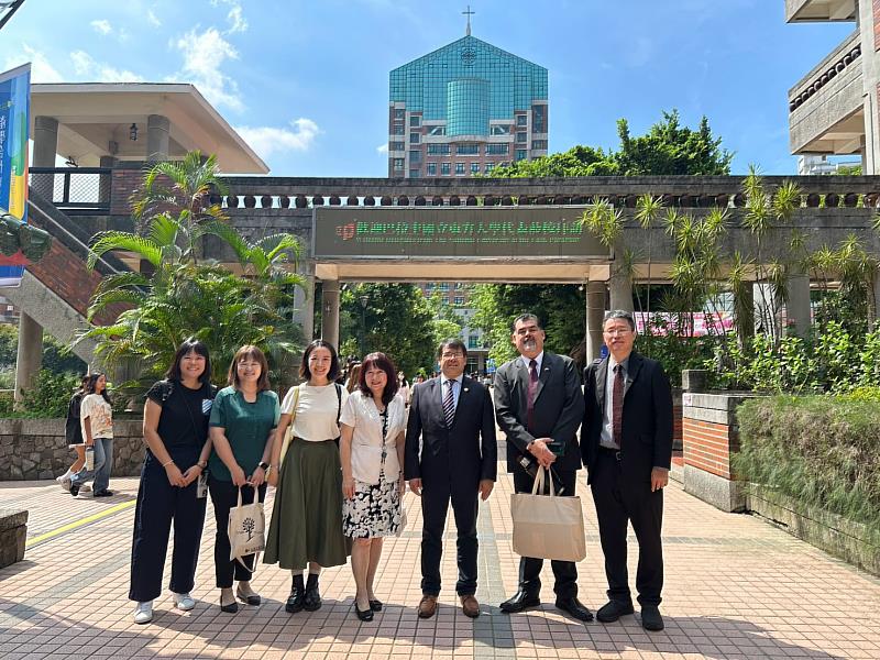文藻外語大學翁一珍國際長(左4)偕同西文系吳仙凰主任(左3)、國際交流組陳琴萍組長(左2)及西文系國際交流教師李宜靜(左1),接待巴拉圭國立東方大學José Sánchez校長(右3)、Ronald Miguel Villalba Aguilera國際事務長(右2)及教育部國際及兩岸教育司陳鈺林科長(右1)蒞校交流。