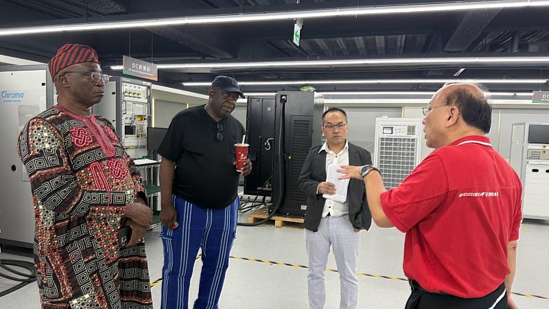 奈及利亞代表團至崑山科大電動車晶片模組及充電樁研發製造人才培育基地參觀。