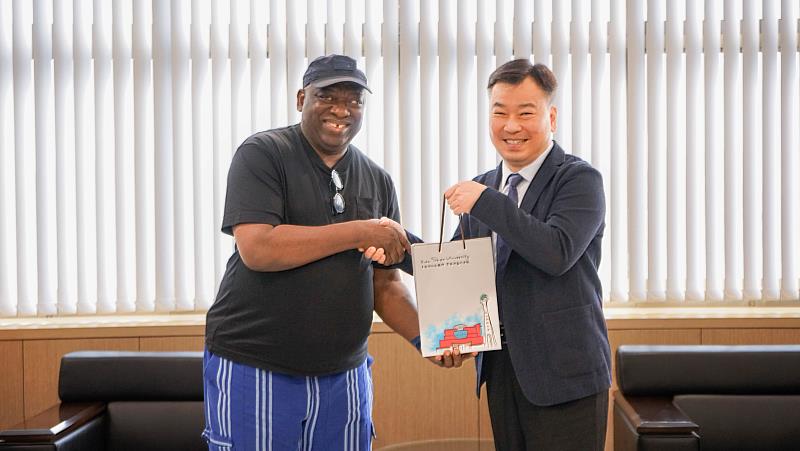 奧耶－埃基蒂聯邦大學（Federal University Oye-Ekiti, FUOYE）校長（左）與崑山科大李天祥校長（右）相談甚歡。
