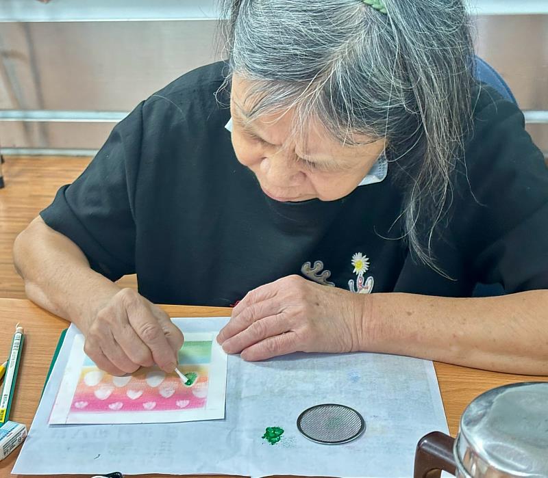 大家自由發揮創意,將沉重的照顧情緒轉化為繽紛色彩。