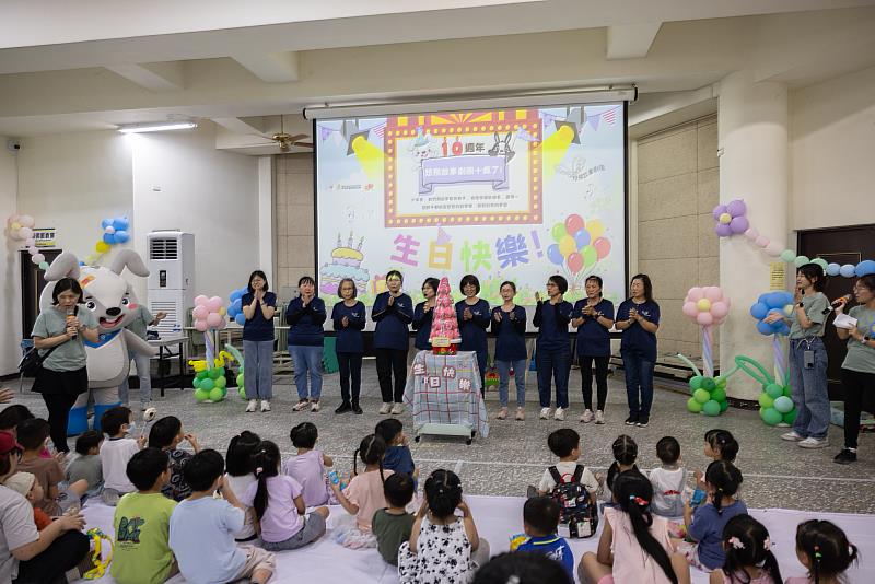 想飛故事劇團10歲了,大家一起慶生同樂。