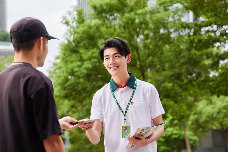 信義房屋將高溫納入氣候風險管理,從夏季制服到能源管理等面向,降低極端高溫對第一線房仲工作的影響。