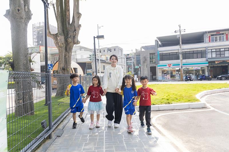 市長高虹安與南隘國小學童一同走在全新步道進入學園。