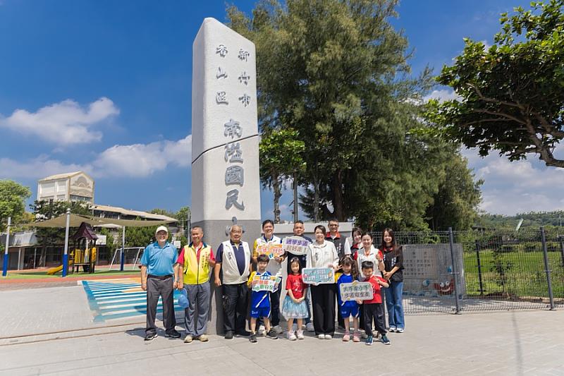 竹市南隘國小通學步道改善完工市長高虹安視察合影。