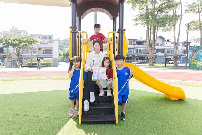 市長高虹安與南隘國小學童互動合影。