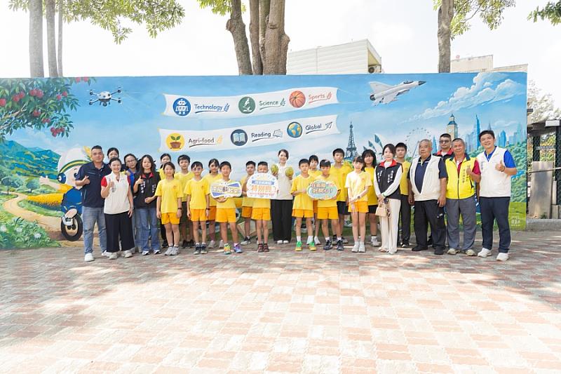 市長高虹安與南隘國小學童互動合影。