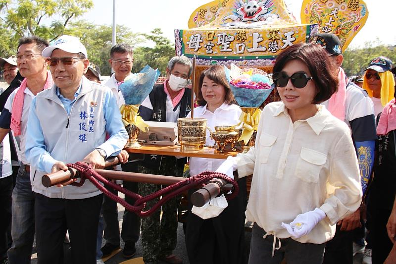 黃敏惠市長與黃姿妏議長共同扶轎。
