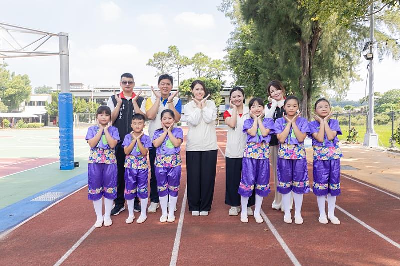 市長高虹安與南隘國小學童互動合影。