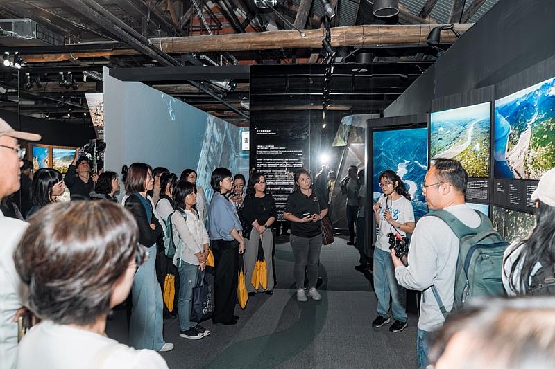 淡水「齊柏林空間」年度特展《RE見:齊柏林俯瞰台灣》開展至今已吸引超過5000人次參觀。(看見.齊柏林基金會提供)