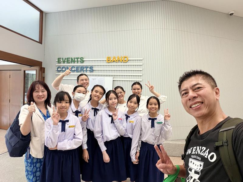 文藻團隊與今年4月赴文藻參加華語營的泰國聖吳甦樂中學學生合影,深化雙方交流情誼。