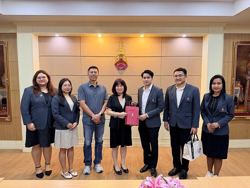 文藻團隊拜訪泰國宣素那他皇家大學附屬實驗學校,與校方主管合影留念。