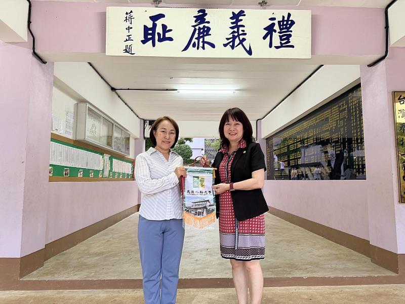 文藻團隊拜訪泰北一新中學,與沈慶敏校長(左)合影交流。