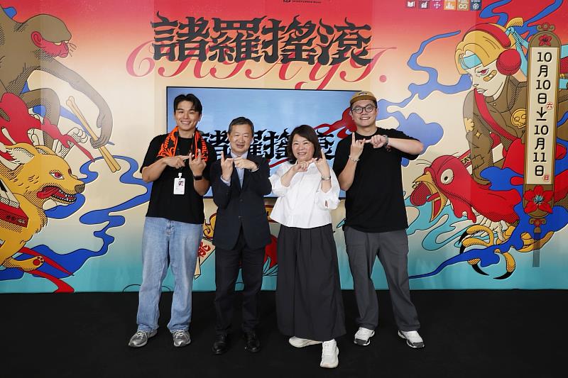 黃敏惠市長與梁序倫(左2)董事長、蕭達謙(右1)策展人合影。